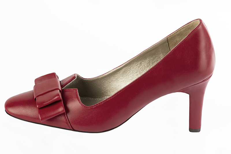 Cardinal red women's dress pumps, with a knot on the front. Round toe. High kitten heels. Profile view - Florence KOOIJMAN